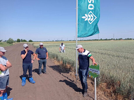 polovij-seminar-cropstage-u-tov-pkz-agro-yurij-fesenko-prezentuye-producent.jpg