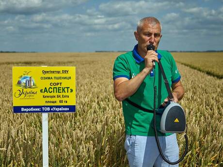 yurij-kanij-prezentuye-tehnologiyu-viroshuvannya-ozimoyi-pshenici-na-prikladi-ozimoyi-pshenici-aspekt-na-dni-polya-eridon-ta-tov-ukrayina-skoriki.jpg