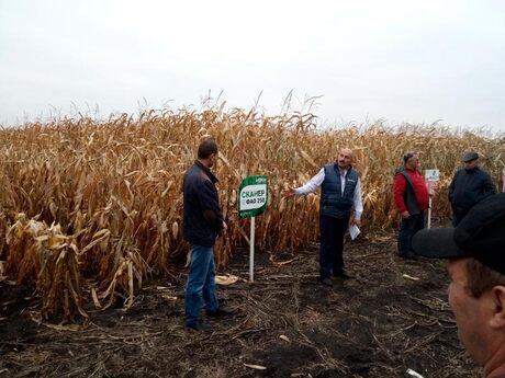 mihajlo-saloyid-regionalnij-menedzher-z-nasinnya-kompanij-eridon-predstaviv-novi-gibridi-kukurudzi-skaner-blekrok-miting-ta-korotko-opisav-yih.JPG