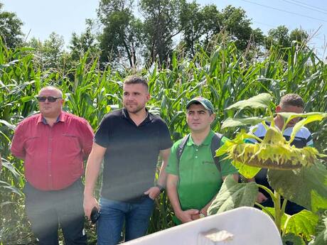 predstavniki-viddilu-tehnologichnoyi-pidtrimki-eridon-na-posivah-kukurudzi-ta-sonyashniku.jpg
